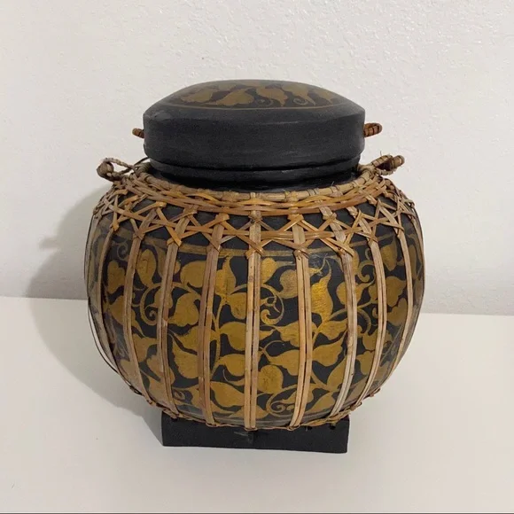 Vintage Hand Made Asian Basket with handle and lid - Picture 4 of 13